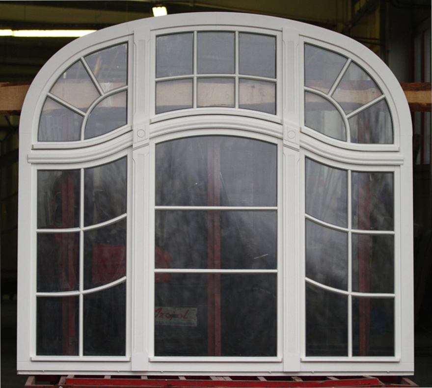 Odtworzone, stylizowane okno zabytkowe